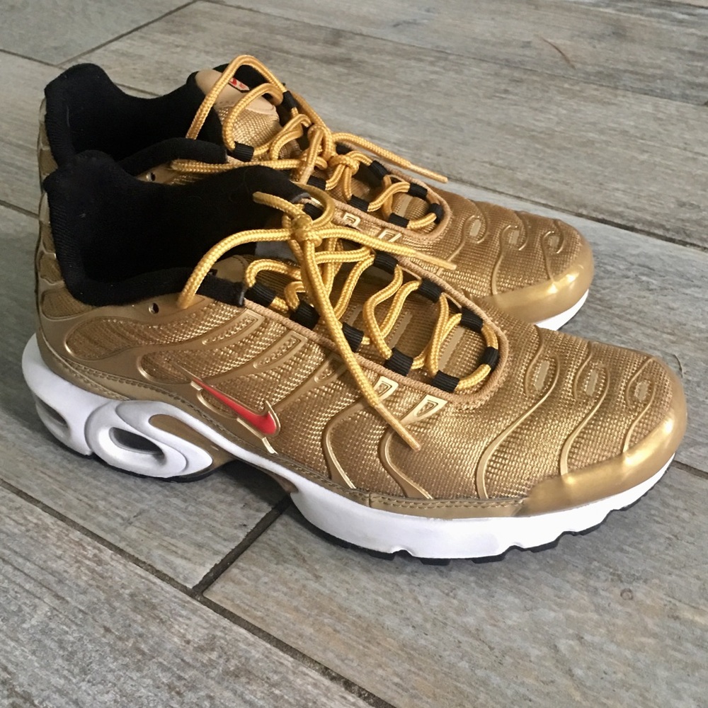Barely Worn. Sold out in size! Nikes